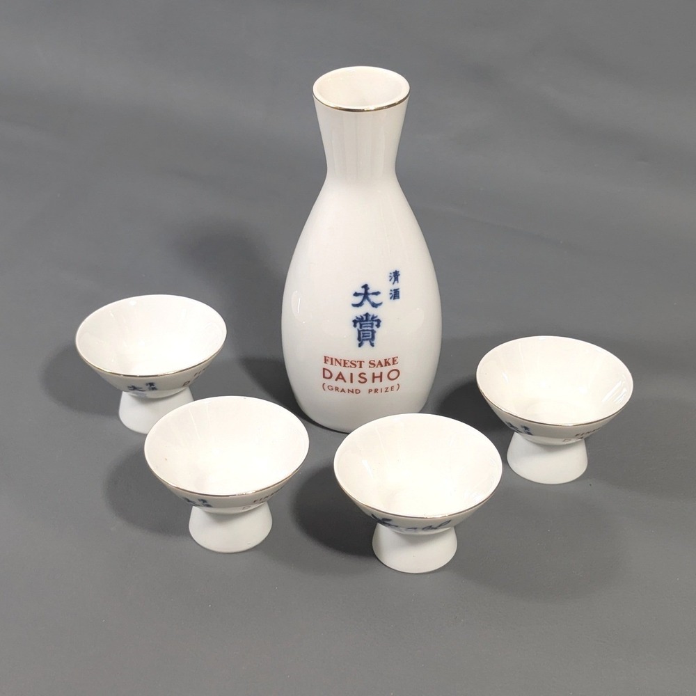 VTG Daisho Japanese Sake Set Porcelain Tokkuri 4 Cups Made in Japan White Blue